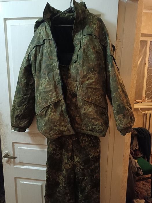 Камуфляжный зимний комбинезон+ бушлат.