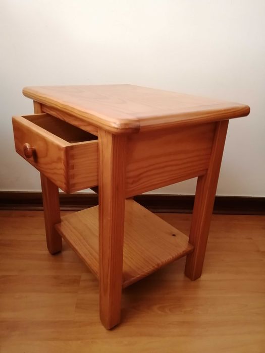 Mesinha de cabeceira em madeira maciça