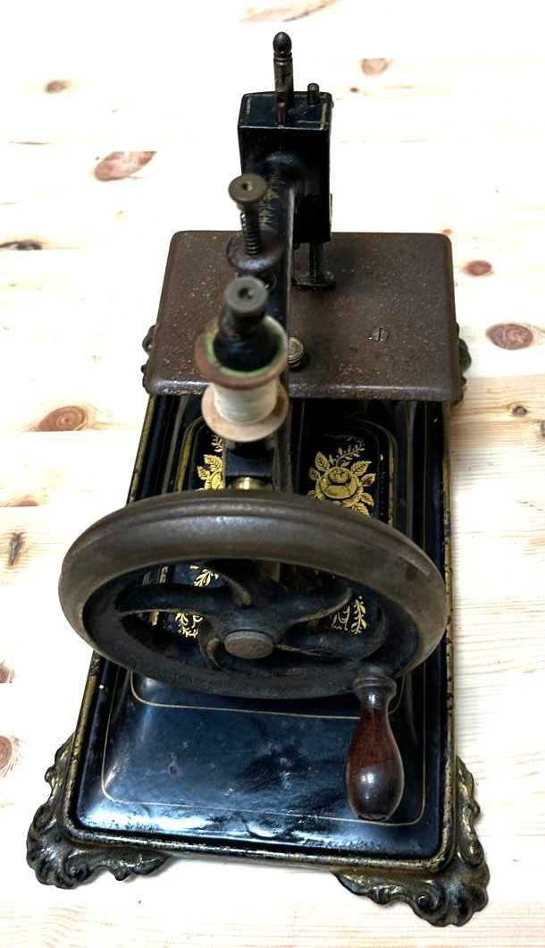 Maquina de costura antiga,de mesa, miniatura, a funcionar