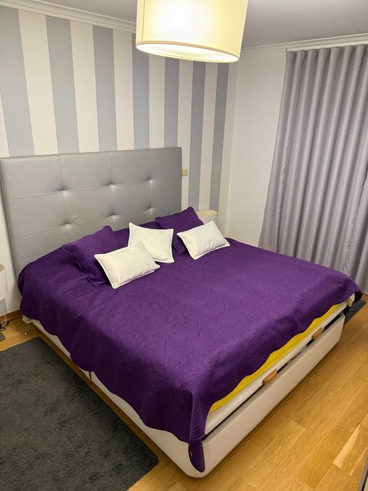 Cama King Size com cabeceira e colchão bom estado