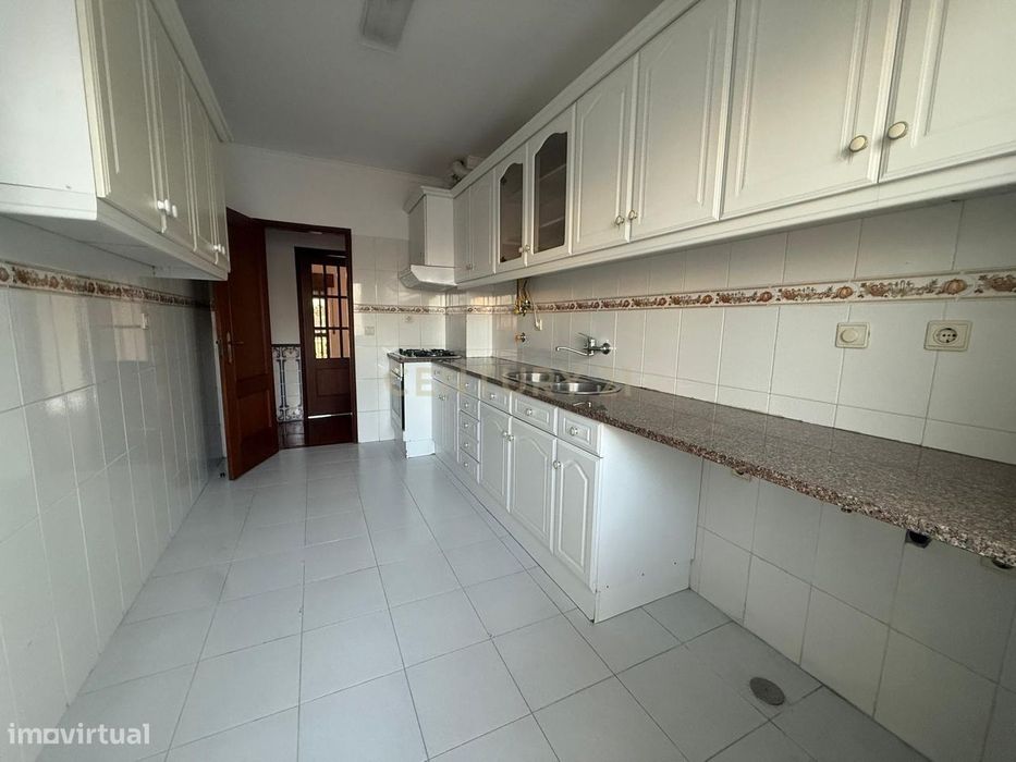 Quinta do Conde/ arrendamento  - Apartamento de 3 assoalhadas com duas