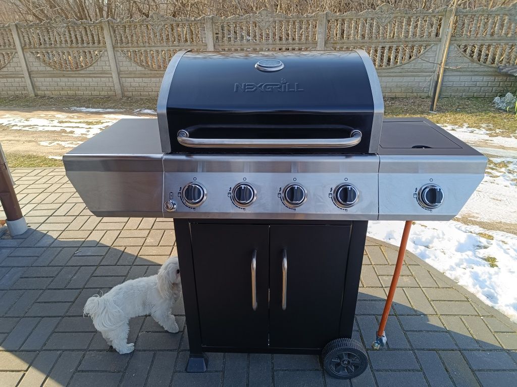 Grill gazowy firmy NEXGRIL 4 plus jeden boczny