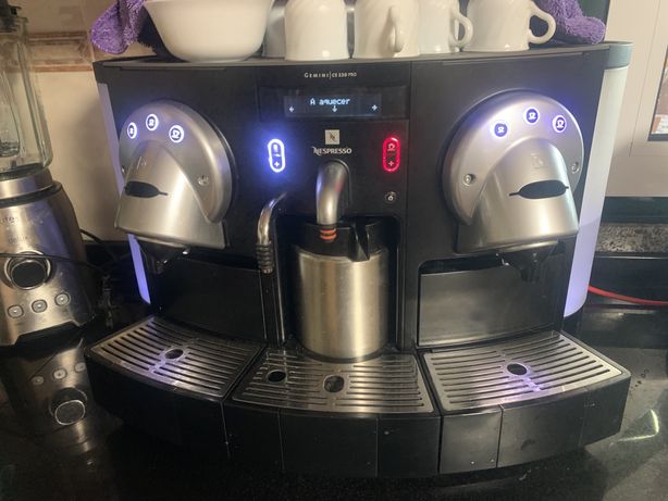 Maquina de cafe da famosa marca nespresso