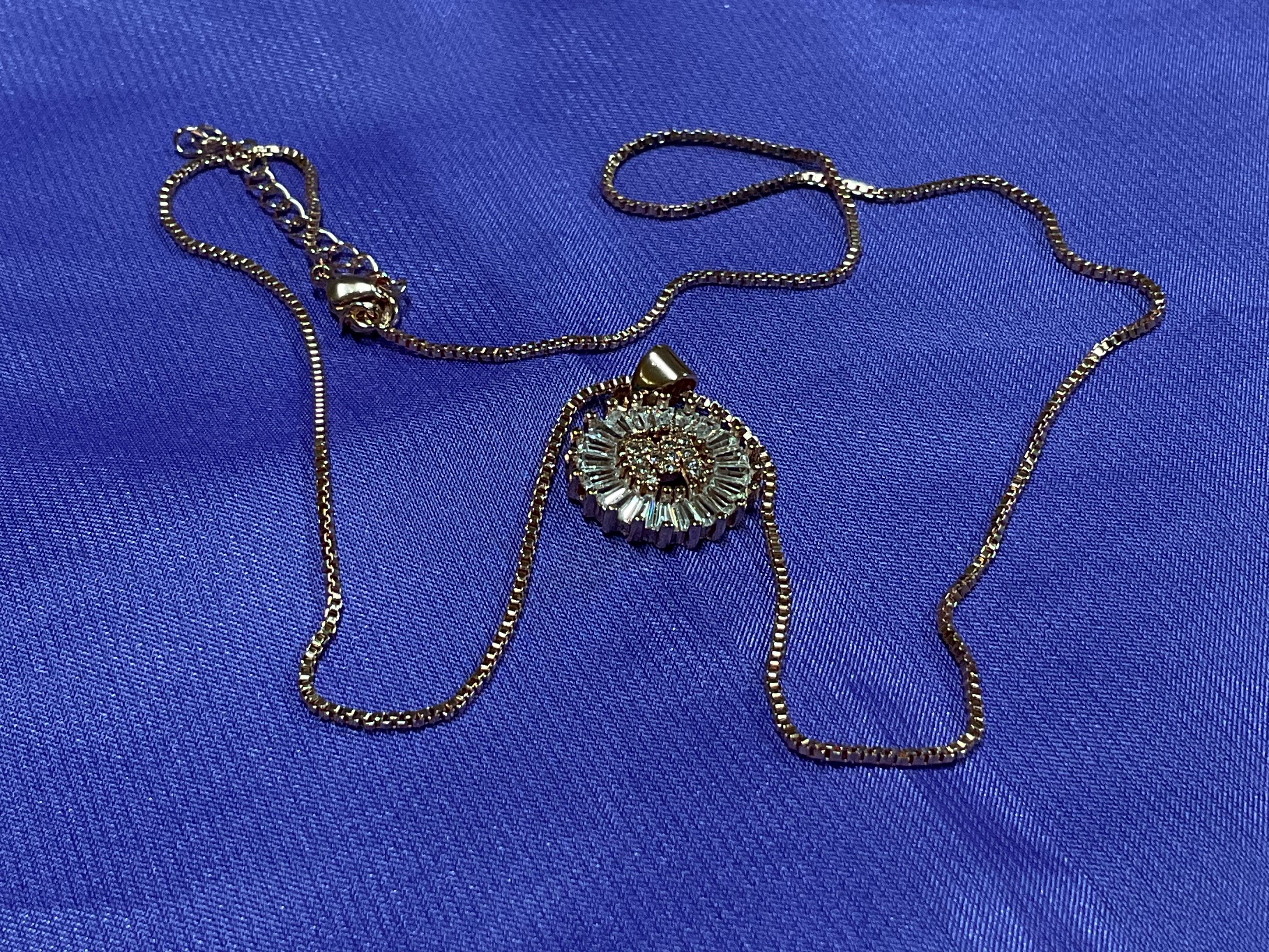 Fio com pendente Letra M,  medida 44 cm