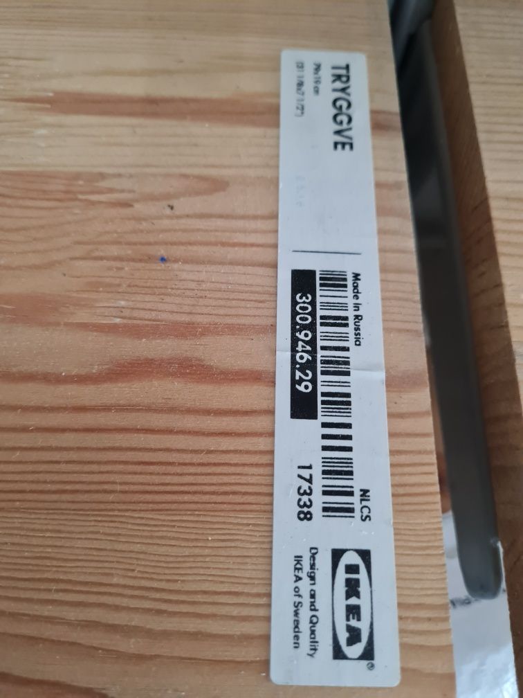 Vendo 24 prateleiras madeira maciça com suportes incluídos