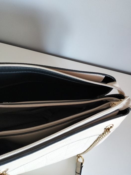 Torebka beżowa na złotym łańcuszku