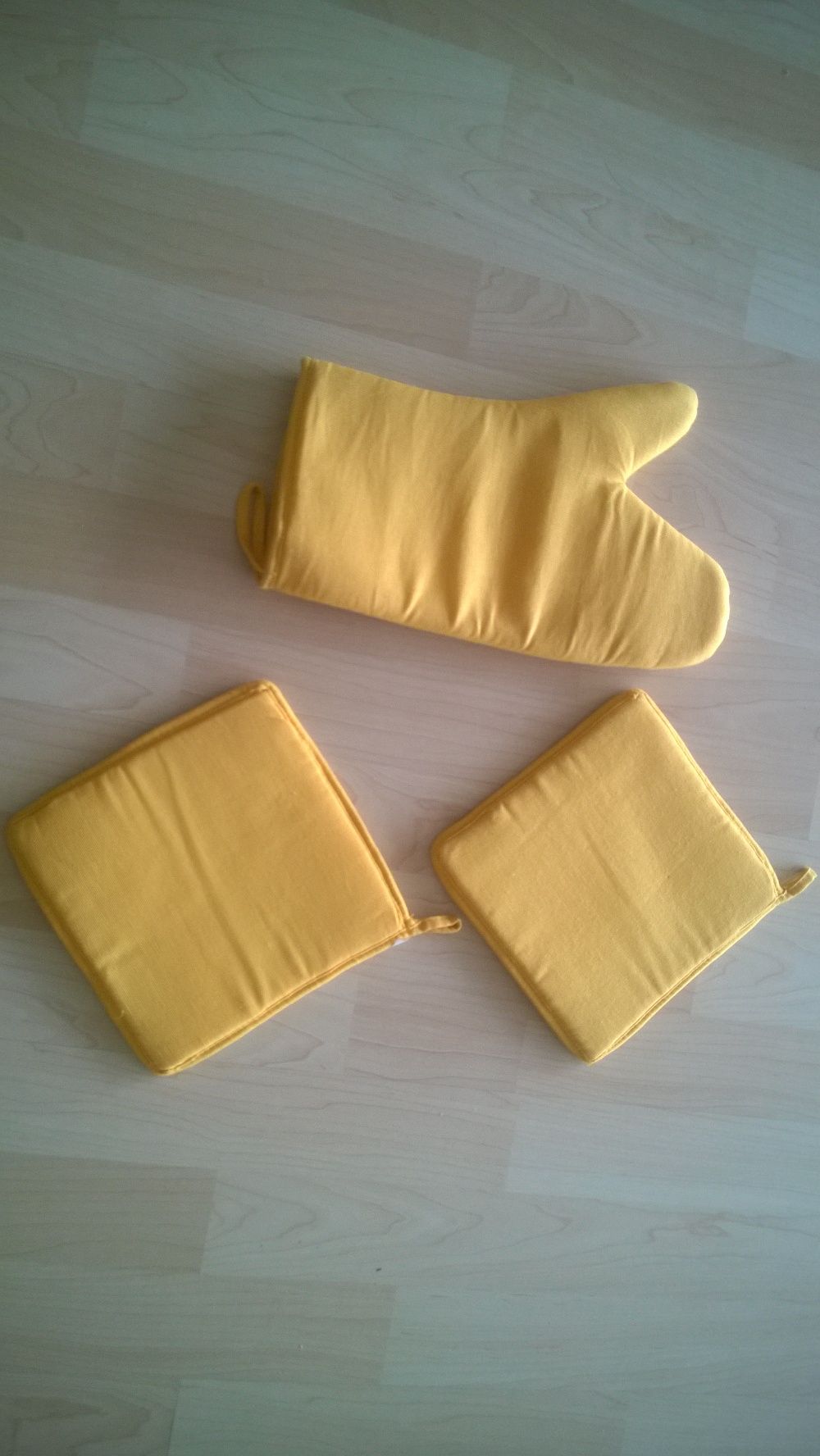 Conjunto Avental e 3 pegas amarelo, novo