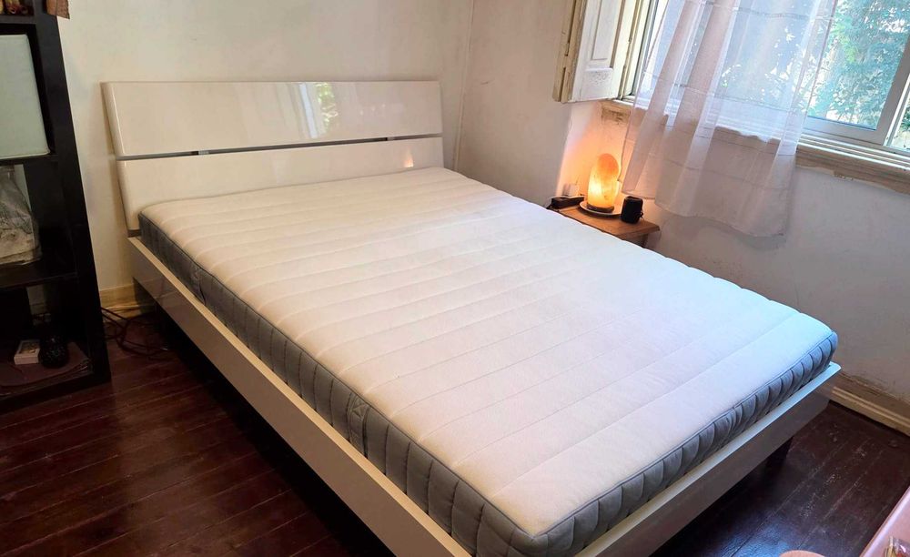 Cama com estrado + colchão (140x190) – Excelente estado