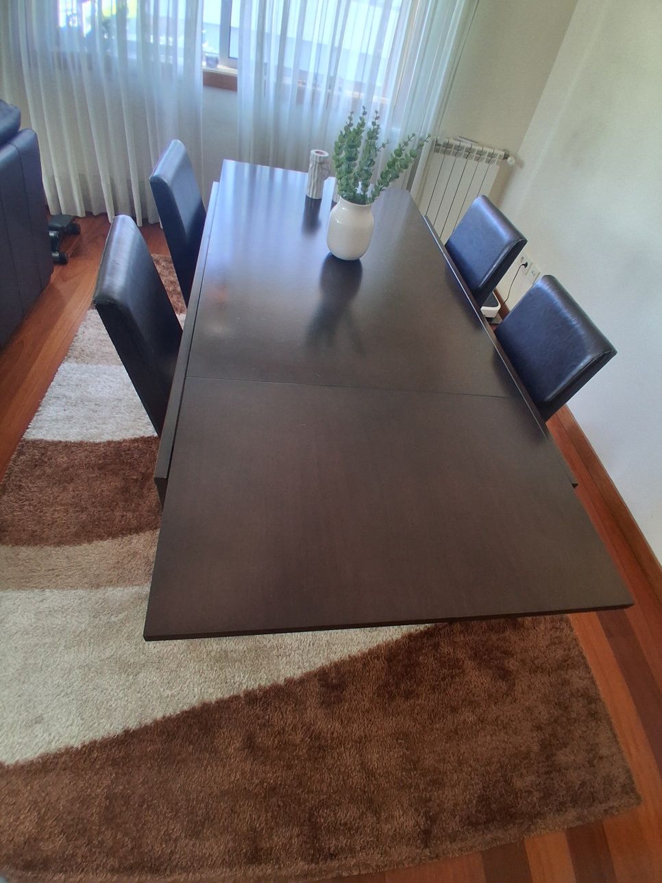 Mobilia de sala:mesa com 4 cadeiras e dois sofas e mesa de centro