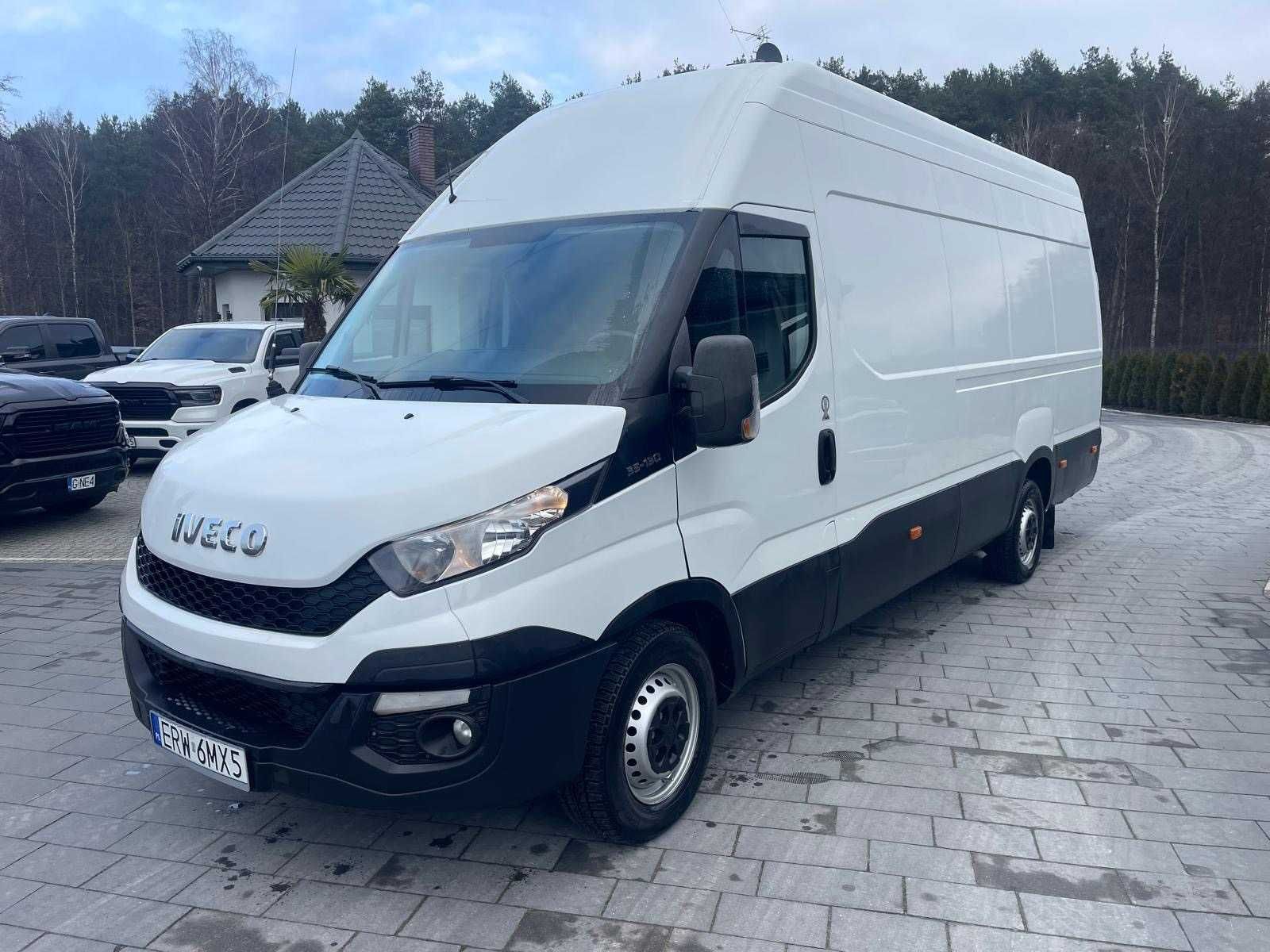 Wynajem busa IVECO DAILY Blaszak