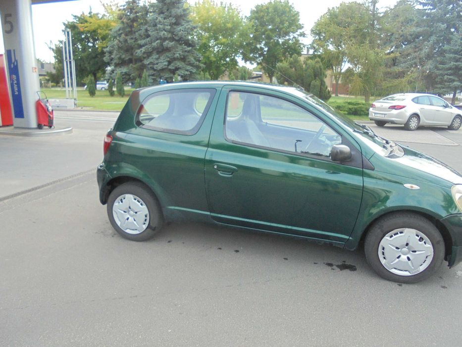 Toyota Yaris 1.0 benzyna półautomat kolor zielony metalik na części