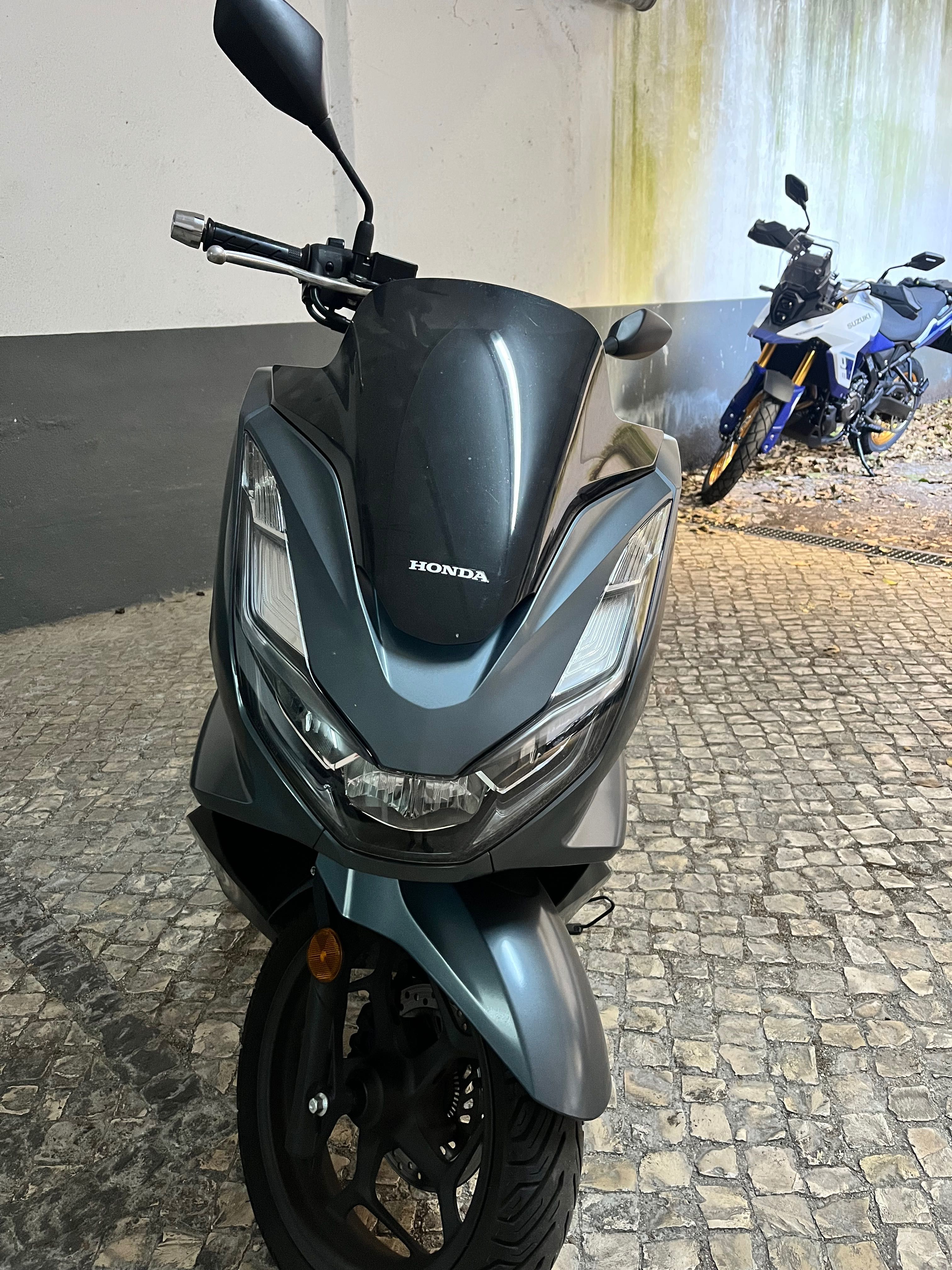 PCX 2022 10k kms em ótimo estado, guardada em garagem