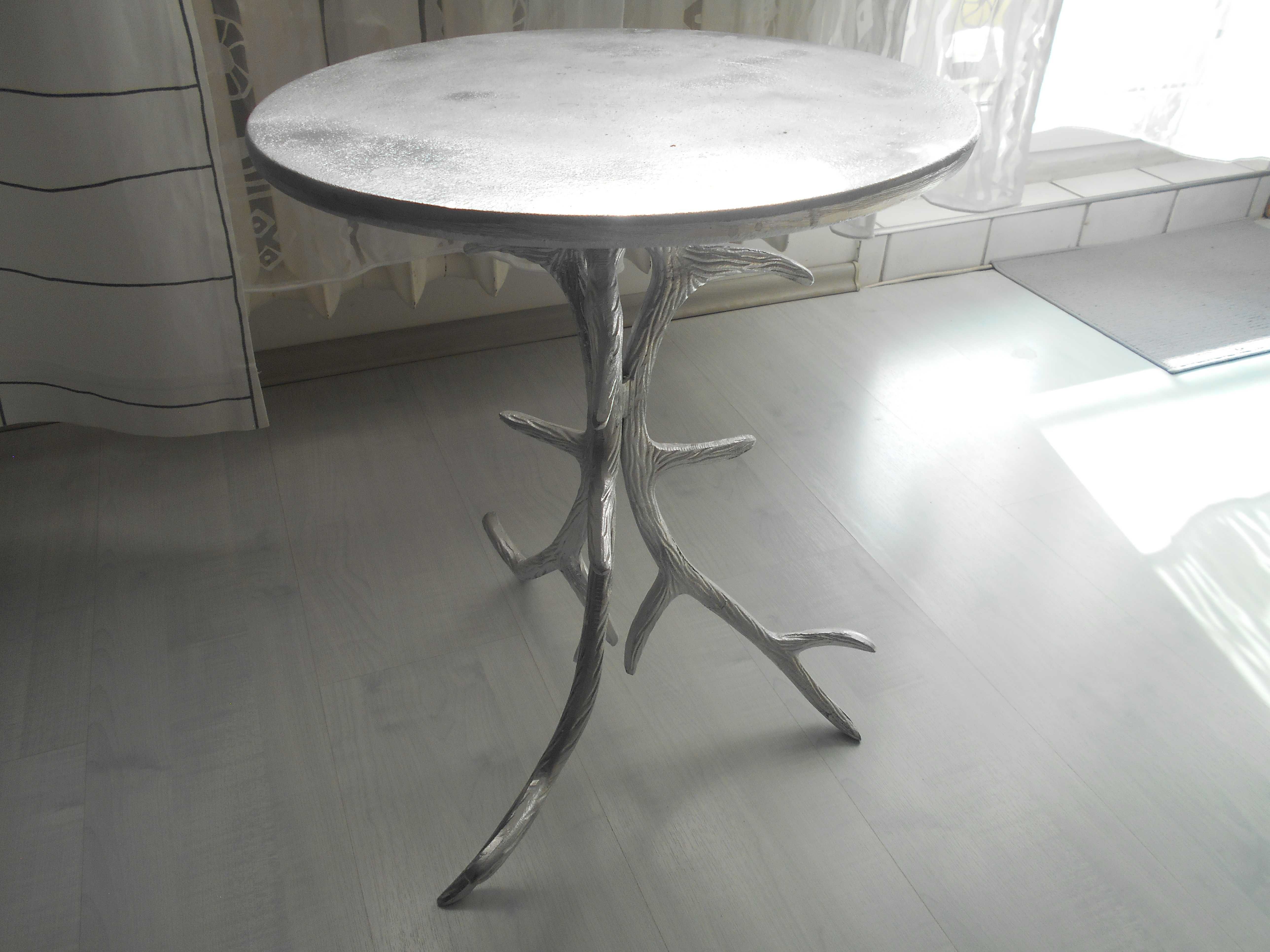 Stolik metalowy, srebrny jako stolik kawowy, nocny lub kwietnik