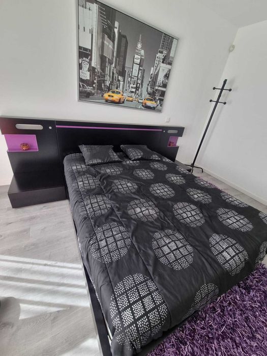 Mobília de quarto composta por cama de casal, mesas de cabeceira, ...