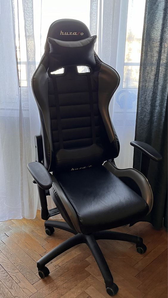 Czarny fotel gamingowy z regulowanymi podłokietnikami Huzaro