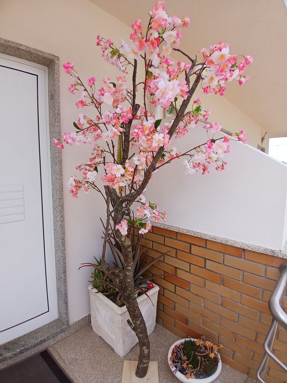 Arvore decorativa em cerejeira. Ramos artificiais e ramo naturall.