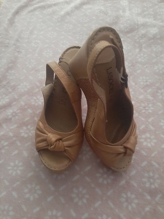 Buty na koturnie Lasocki. 37