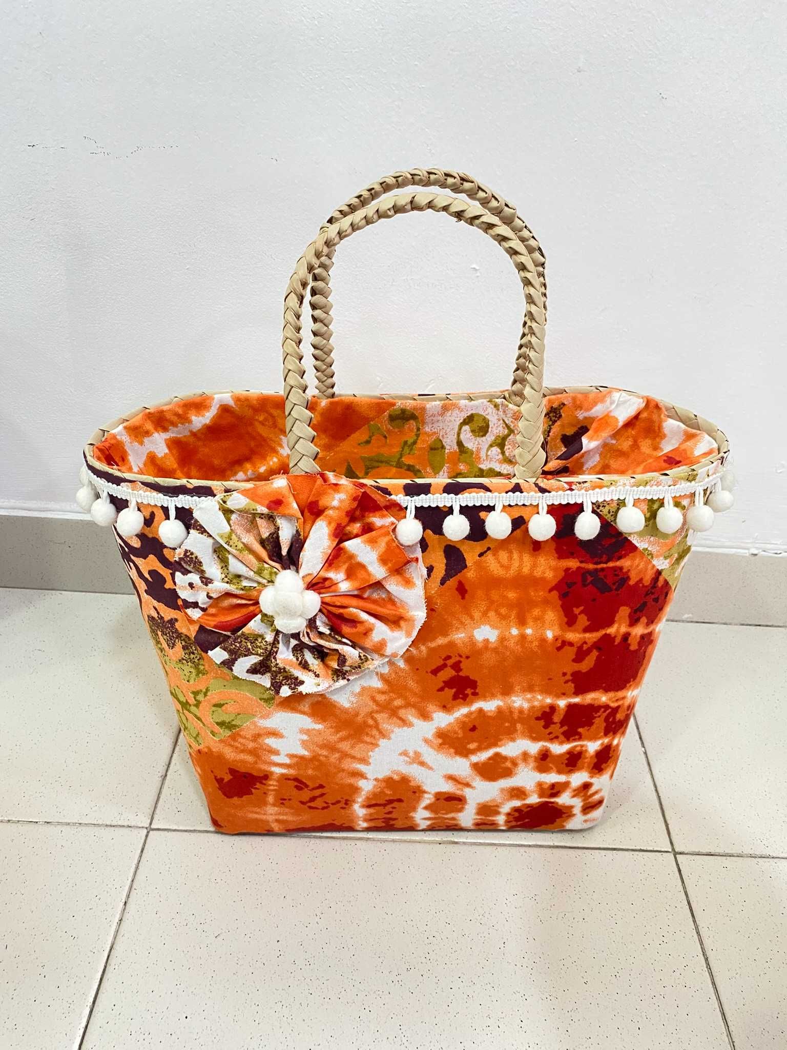 Cesta pequena de verga forrada com tecido africano