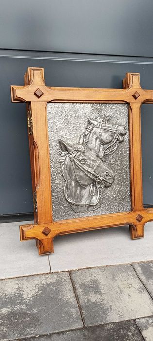 Szafka na klucze cynowa z motywem koni, drewno i cyna, duża