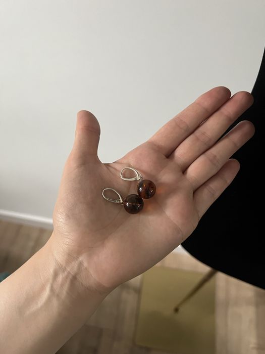 Srebrne, brązowe wiszące kolczyki, bursztyn, kulka