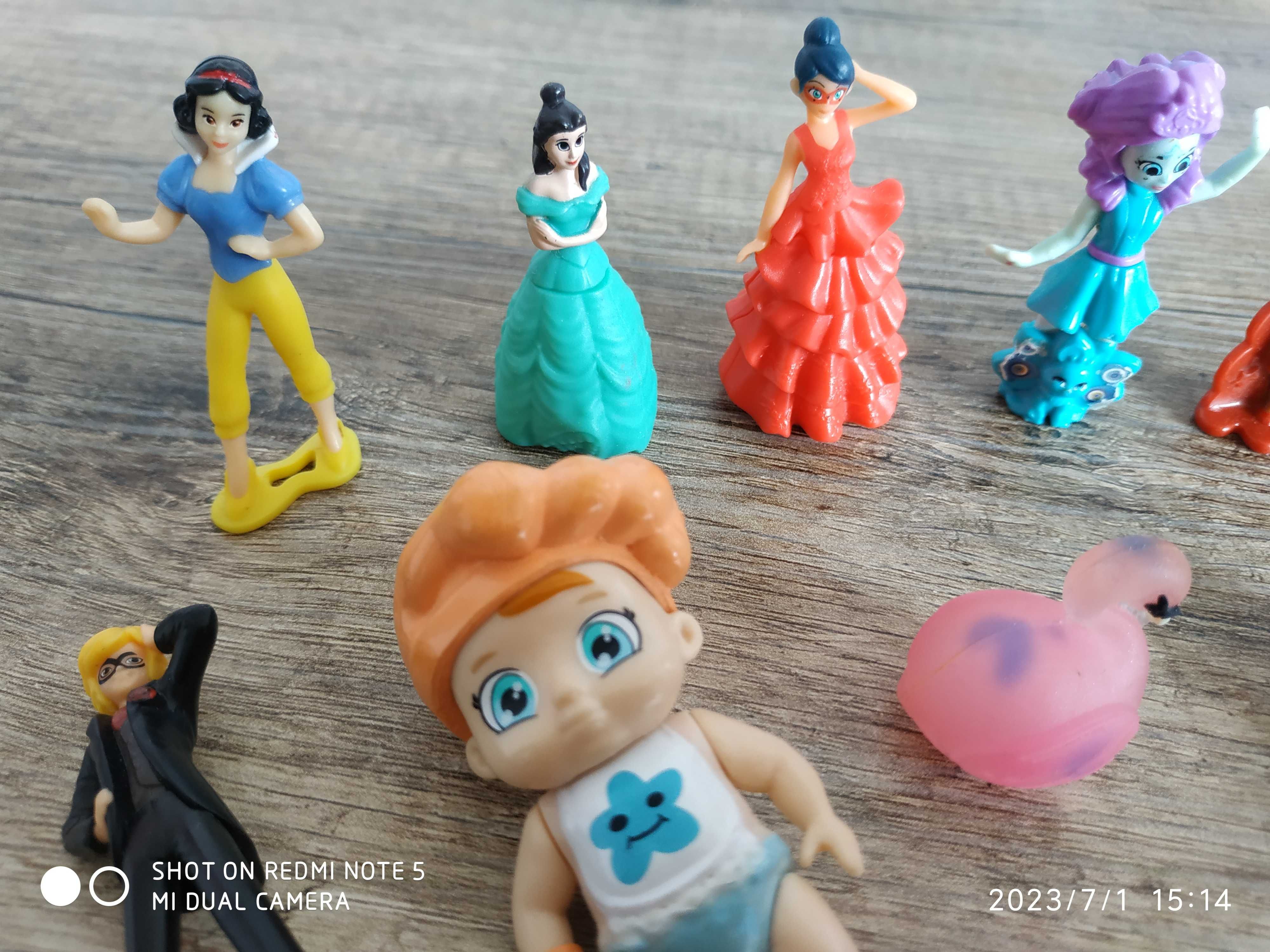 Різноманітні іграшкові фігурки, Білосніжка, фламінго та інш