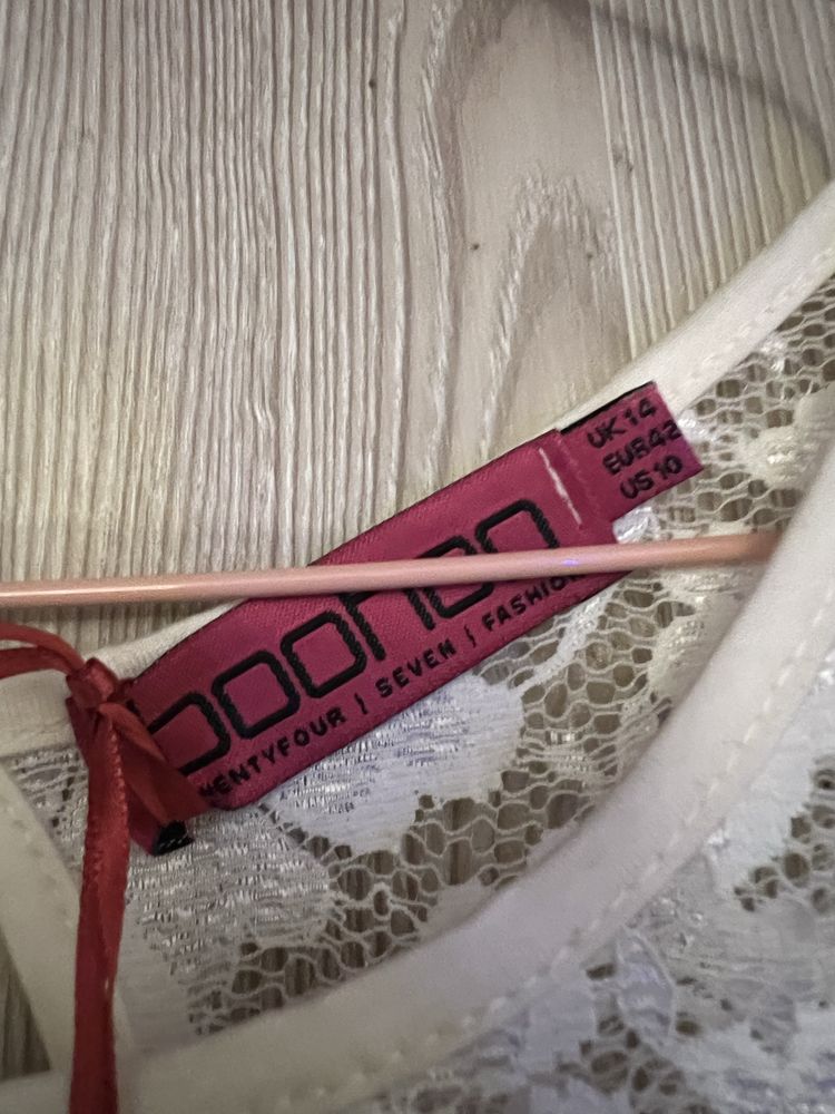 Vestido Boohoo branco com renda e cinto
