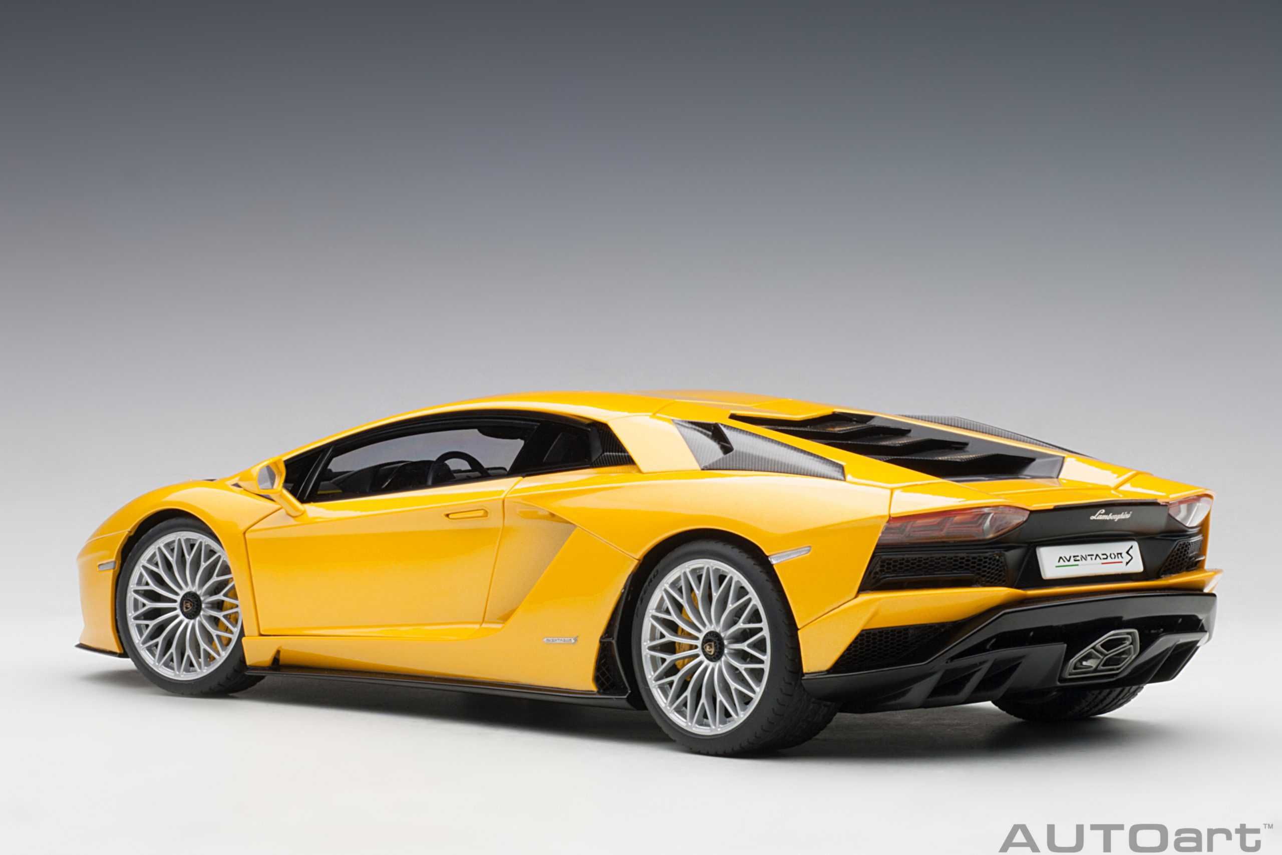 Model 1:18 AUTOart Lamborghini Aventador S 2017 yellow