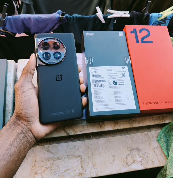 One plus 12  impecável. 512Gb/16Gb de RAM