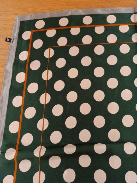 Apaszka klasyczne grochy na zielonym tle 68 cm x66 cm