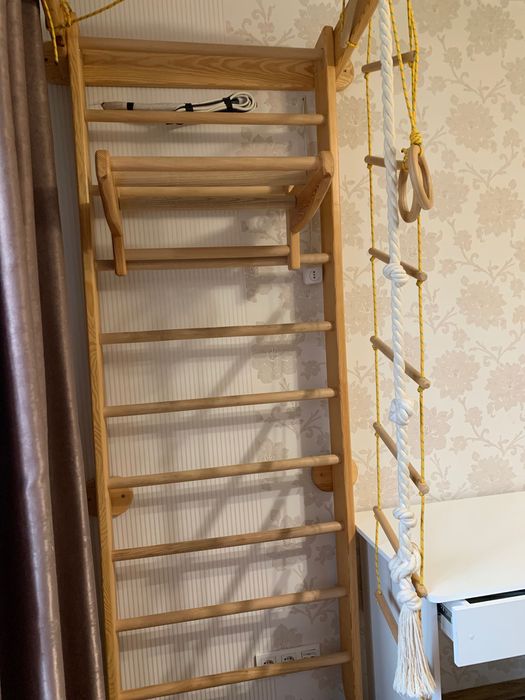 Спортивна стінка (шведська) з цільного дерева з канатом та кільцями