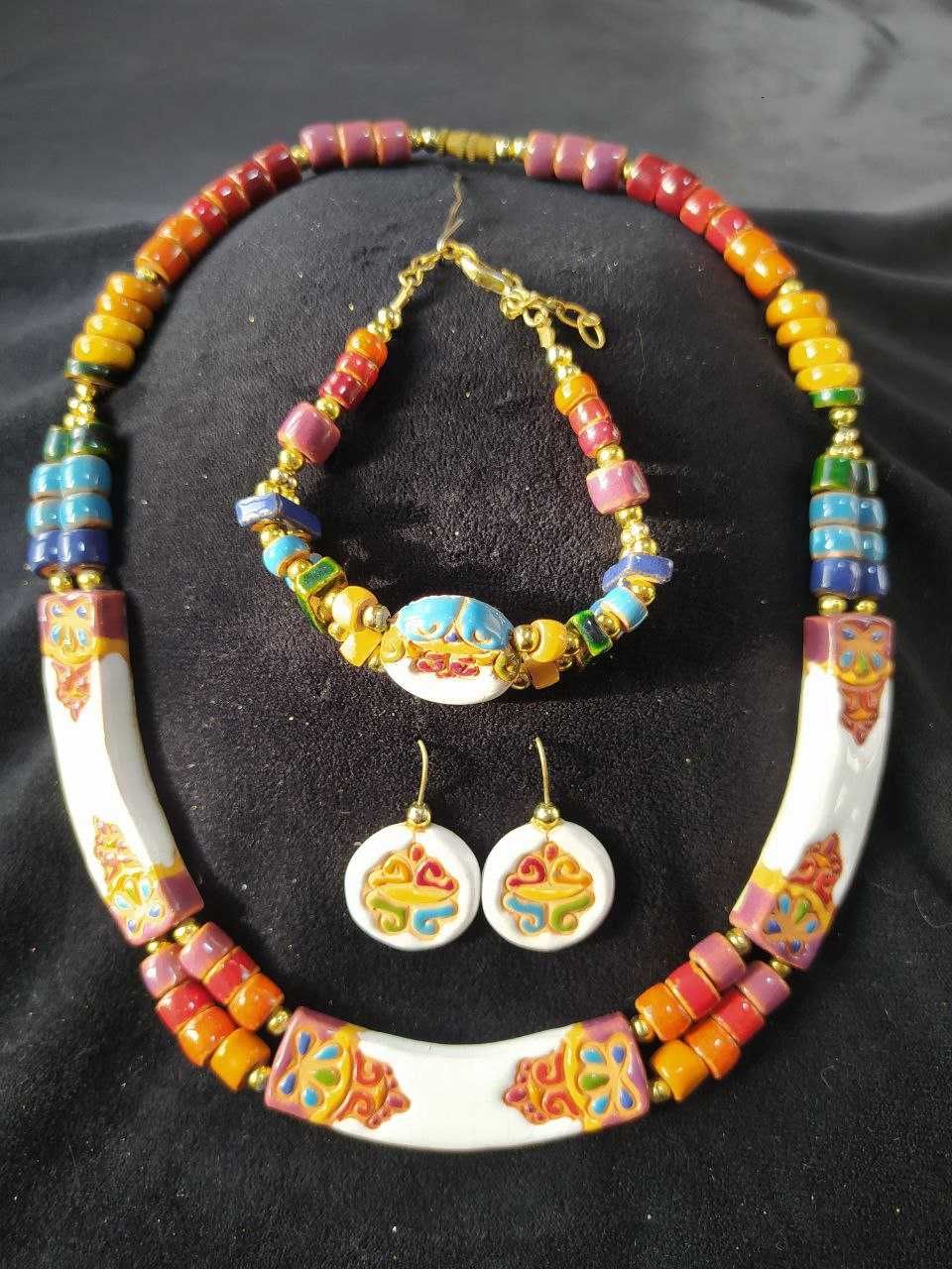Женские украшения из бразильской керамики. Колье, серьги, браслет.