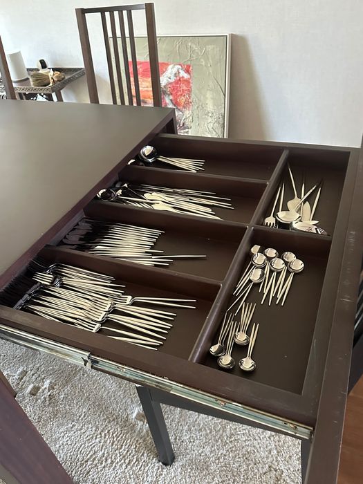 Conjunto mesa e 6 cadeiras para sala de jantar. Estofo novo.