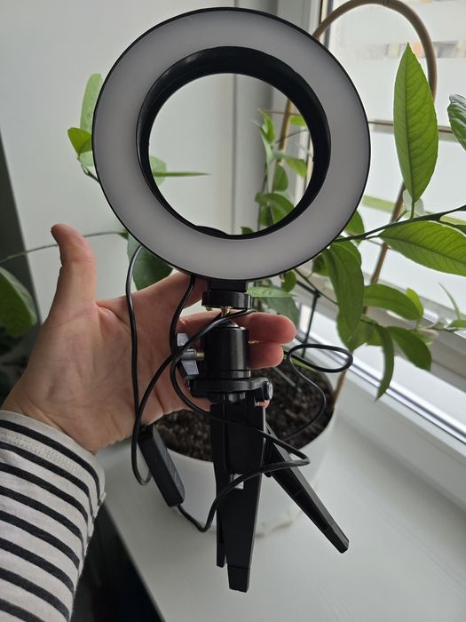 Lampa pierścieniowa różne odcienie światła