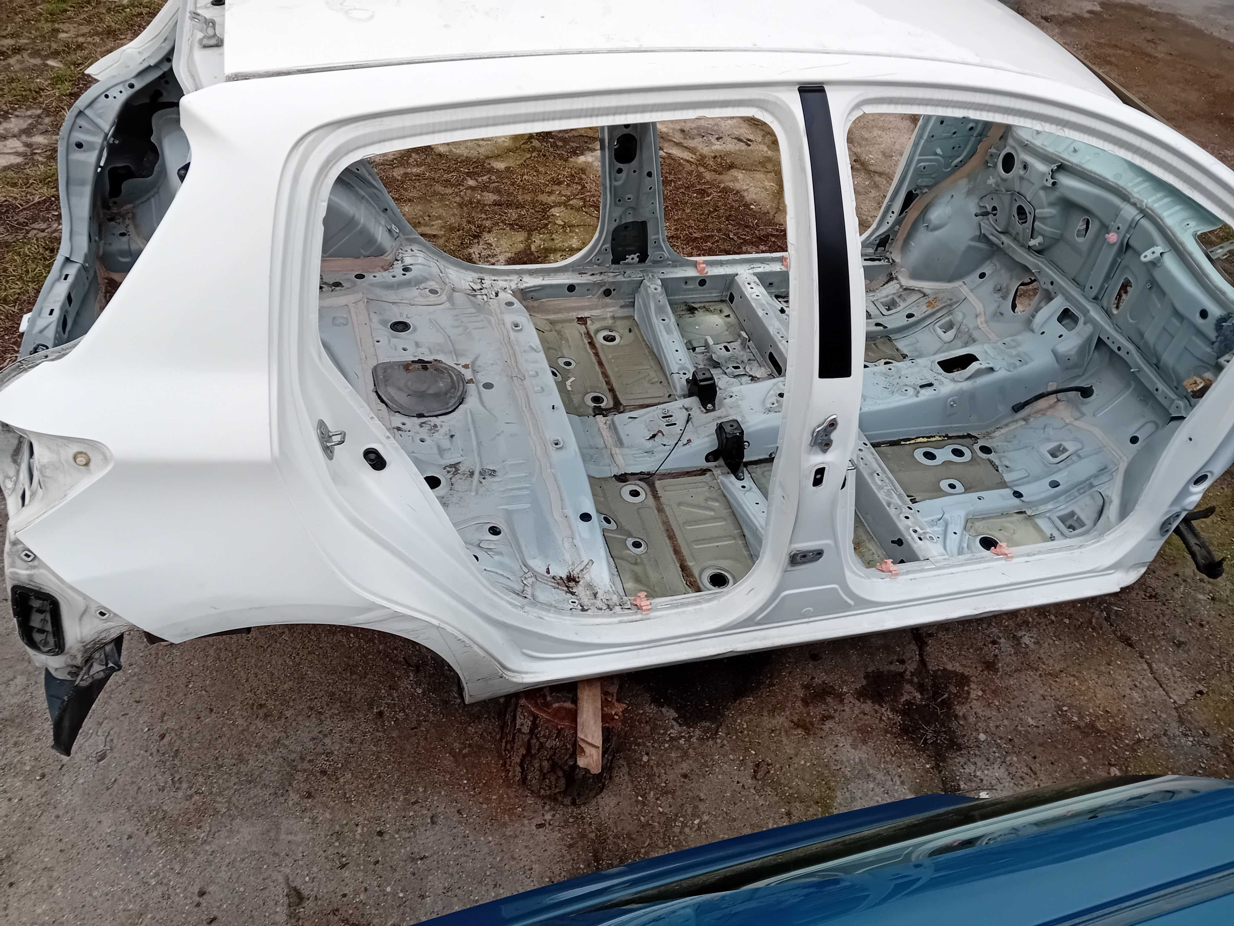 Błotnik Prawy Ramka Toyota Yaris III 11 / 20 r