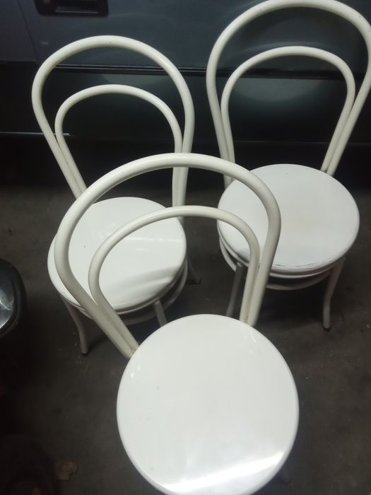 3 cadeiras brancas marfim. Robustas