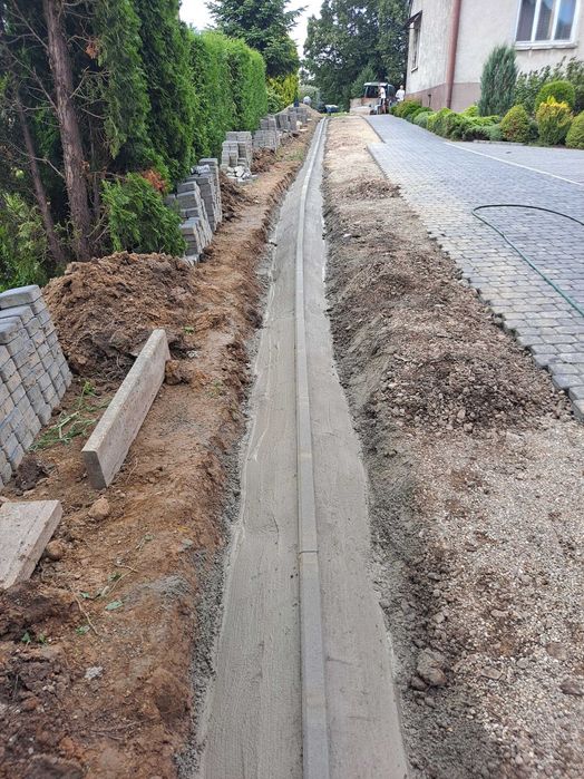 Układanie przekładanie starej pozapadanej kostki brukowej brukarstwo
