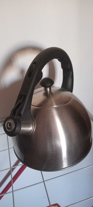 Chaleira Nova, Aço Inox - 2,5 litros. Aviso Sonoro.