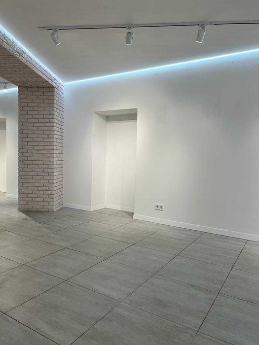 Фасадное помещение на тихой улице центра города. Ремонт.