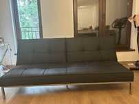 Czarna sofa rozkładana