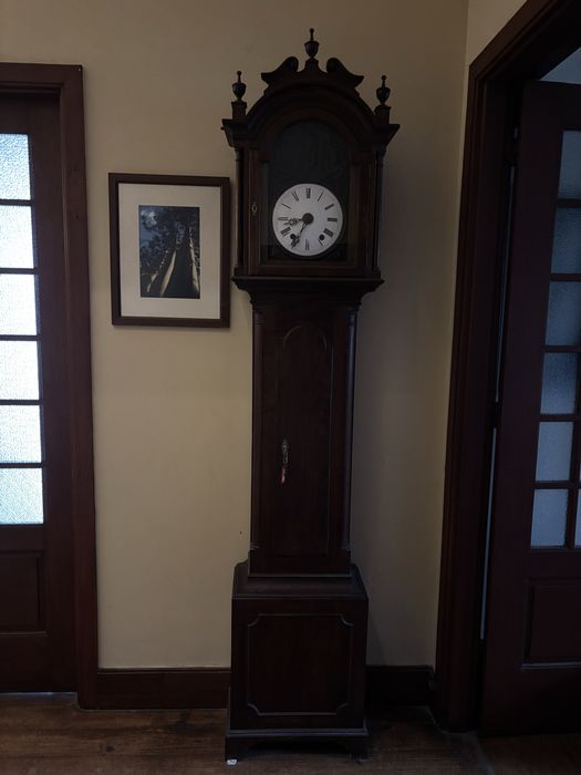 Relogio de pé antigo em madeira