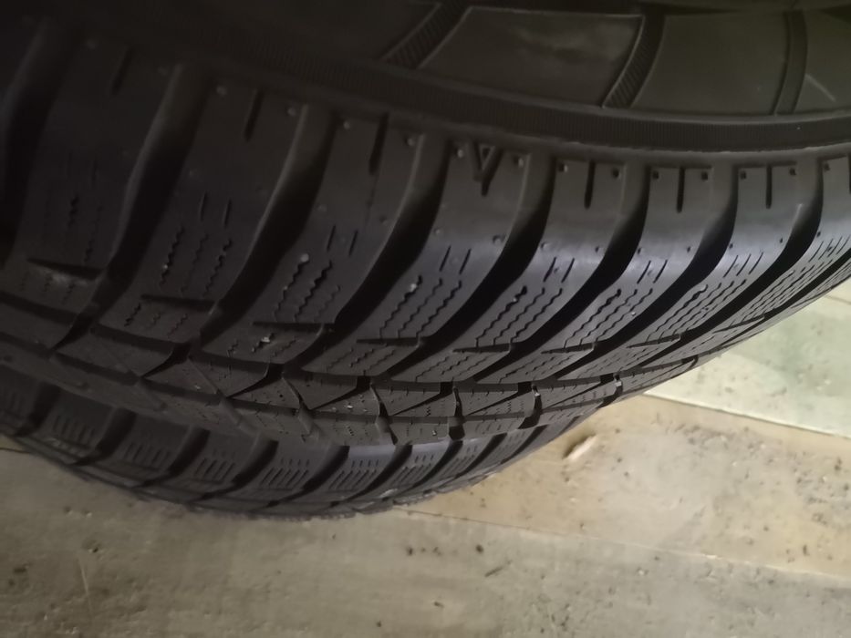 Opony zimowe Falken 215 60 r17.