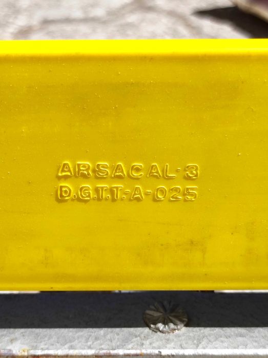 Triângulo antigo sinalização automóvel carro emergência (Arsacal)