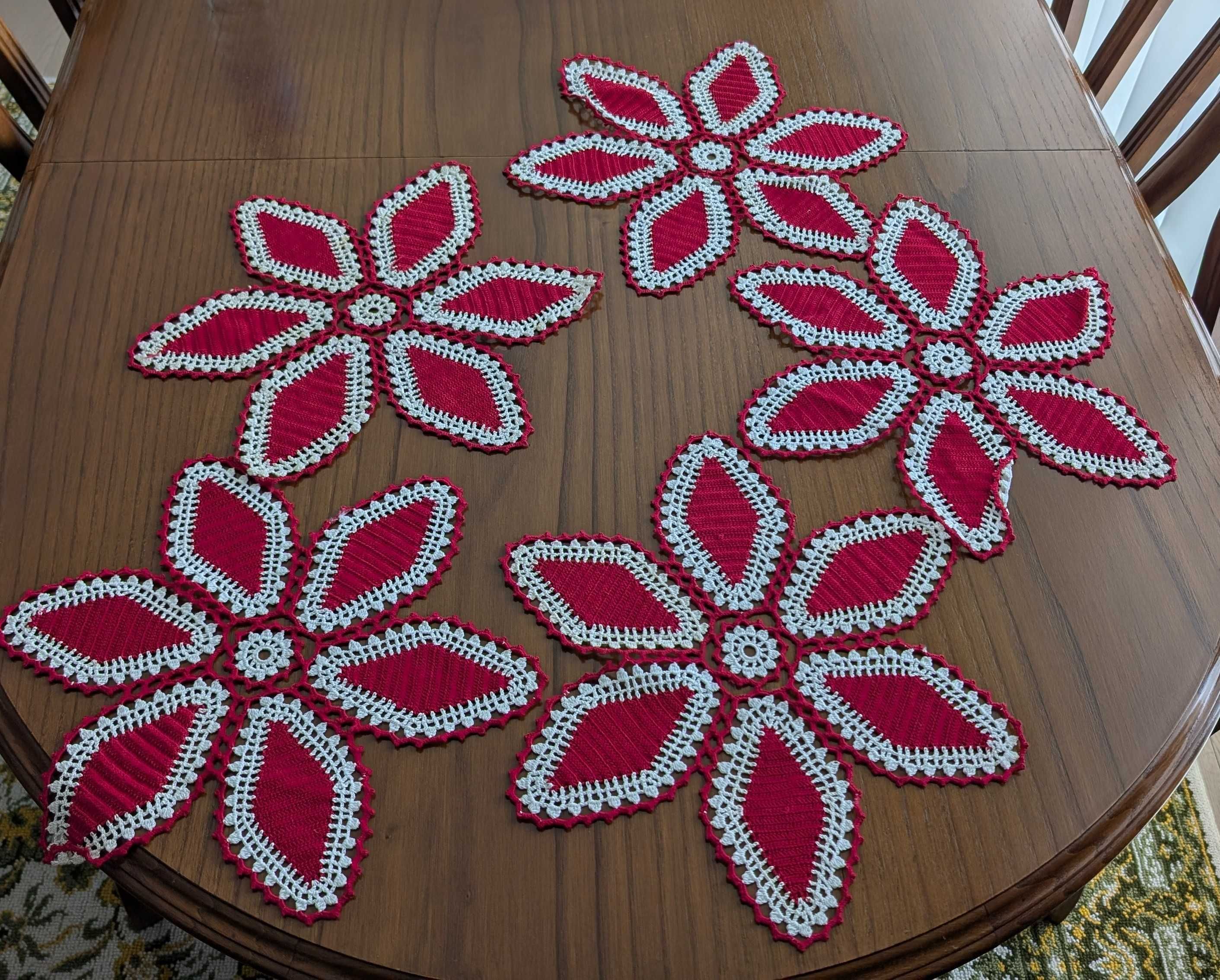 Conjunto de cinco naperons de renda