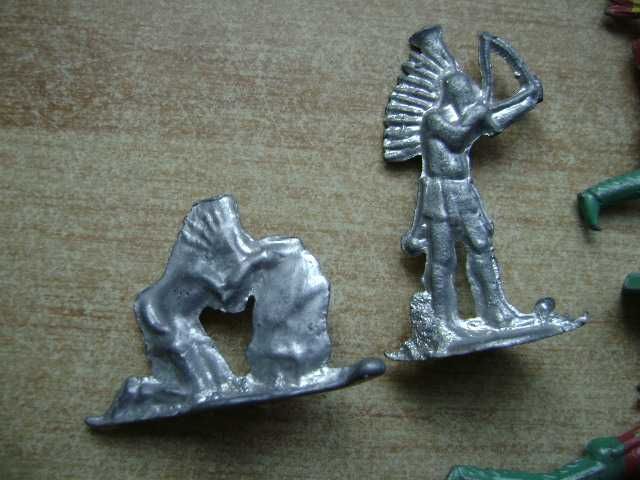 Starocie z PRL - Stare zabawki = Zestaw 8 ołowianych żołnierzyków