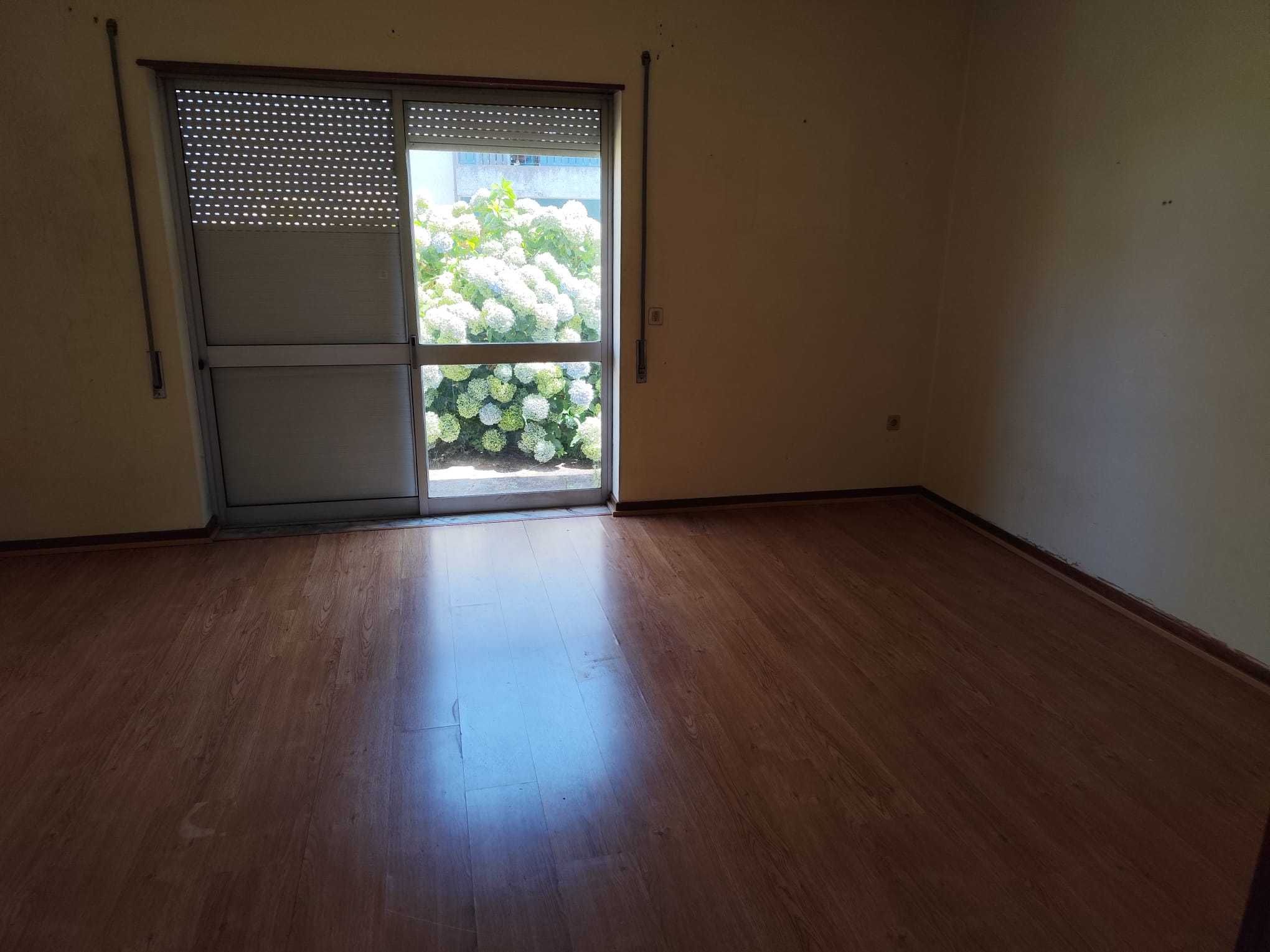 Arrenda-se quarto a Estudantes em S. Martinho do Bispo.