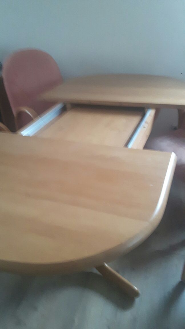 Stół z drzewa bukowego i 4 krzesła.