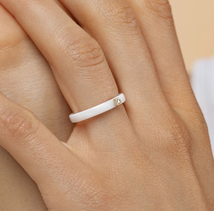 Каблучка із кераміки з жовтим золотом та діамантом