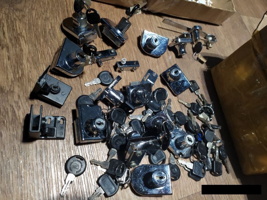 Фурнитура мебельная Конфирмат Замки фланцы и др. Большой Лот