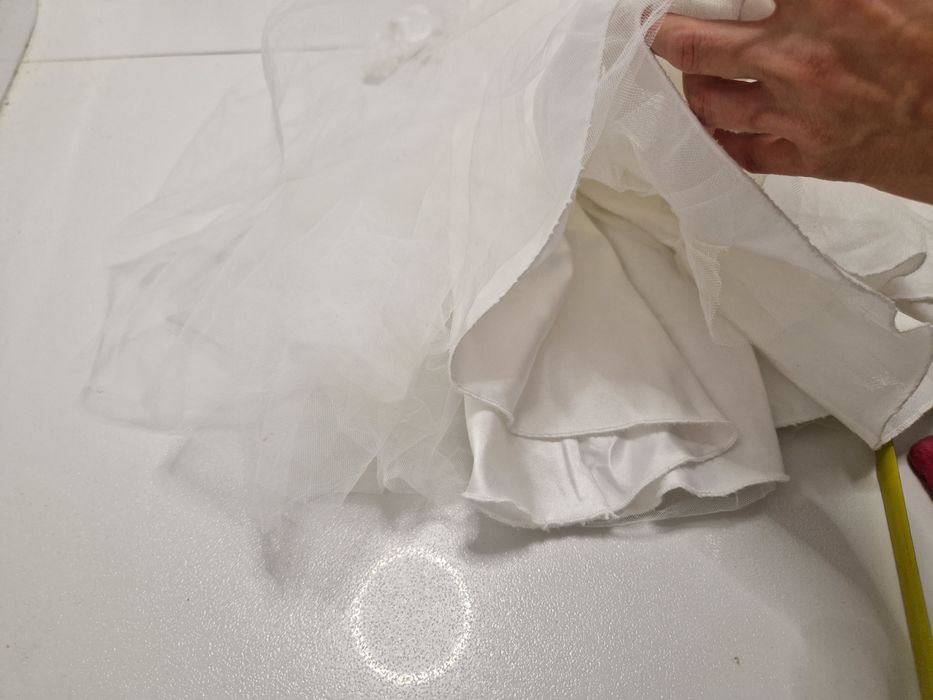 Biała sukienka tiulowa z koronką elegancka