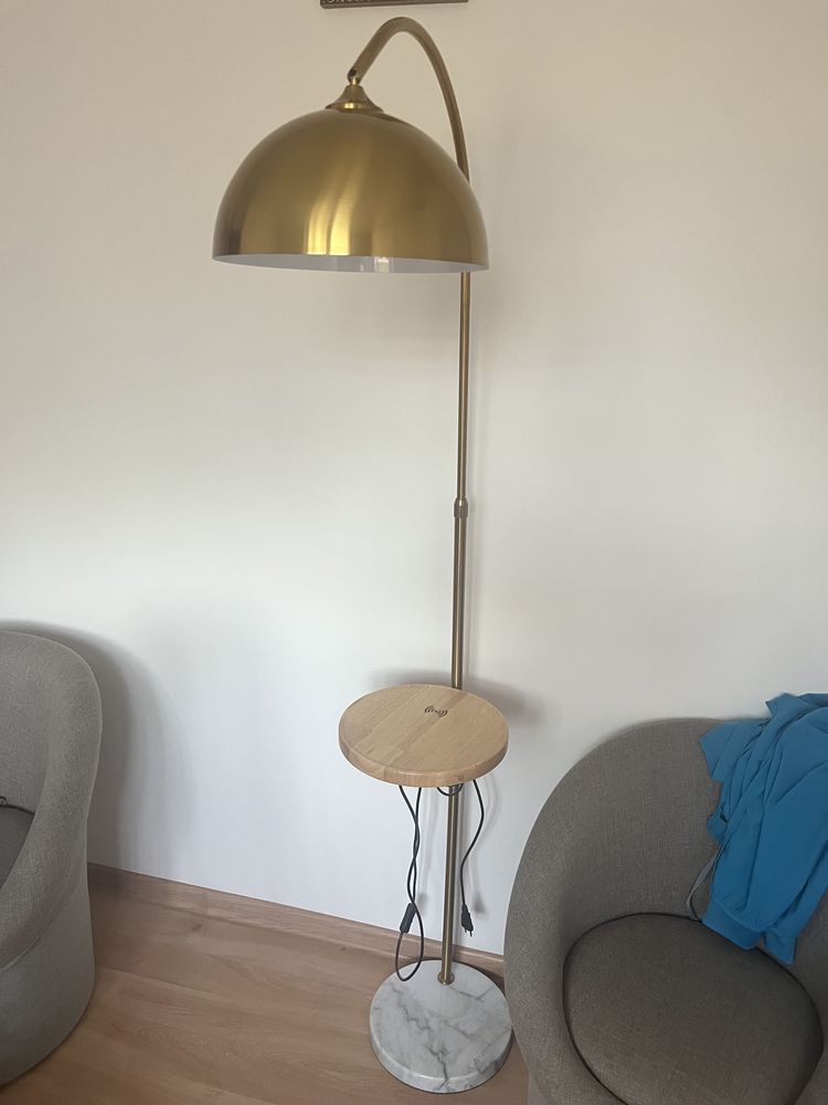Lampa ze stacja ładującą